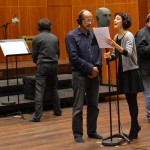 Entri in teatro, indossi la cuffia, ascolti la radio, ti avvolge la storia