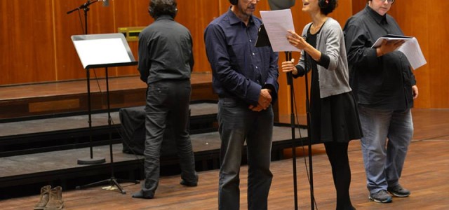 Entri in teatro, indossi la cuffia, ascolti la radio, ti avvolge la storia
