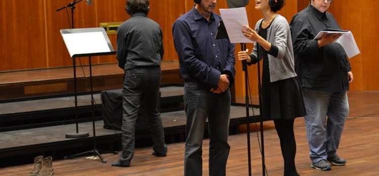 Entri in teatro, indossi la cuffia, ascolti la radio, ti avvolge la storia
