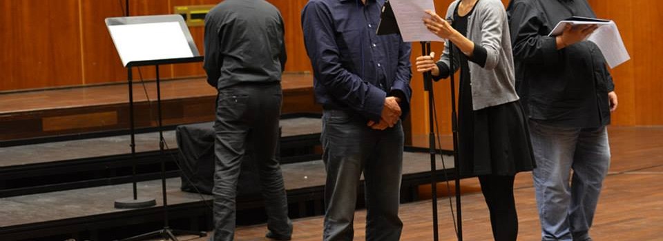 Entri in teatro, indossi la cuffia, ascolti la radio, ti avvolge la storia